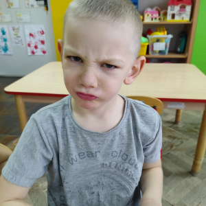 Chłopiec udający złość.