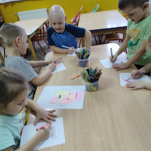 Dzieci rysujące przy stole.