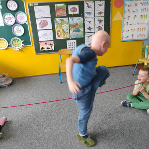 Chłopiec przeskakujący przez skakankę 