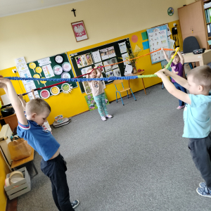 Dzieci z gumą animacyjną.