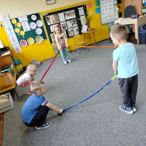 Dzieci z gumą animacyjną.