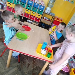 Dzieci siedzące przy stole.