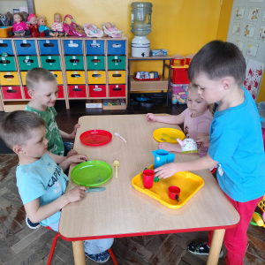 Dzieci siedzące przy stole.