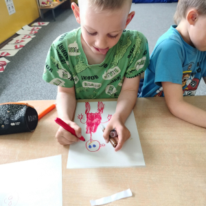 Chłopiec rysujący superbohatera.