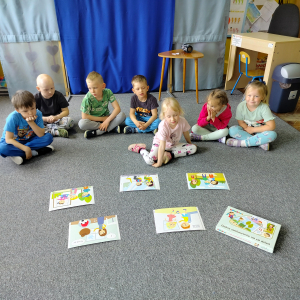 Dzieci siedzące na dywanie.