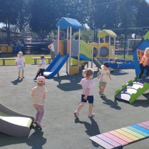 Wspólne zabawy dzieci na placu zabaw.