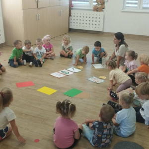 Dzieci poznają co mogą robić a czego nie mogą robić dzieci.