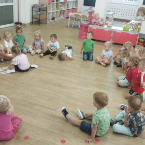 Dzieci poznają kąciki zainteresowań.