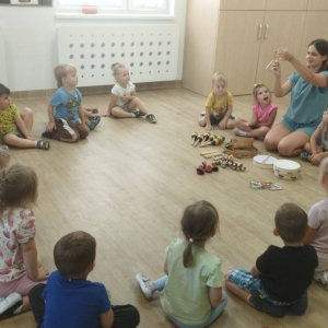 Dzieci poznają instrumenty muzyczne.