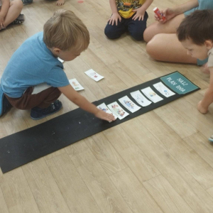 Dzieci wspólnie ustalają plan dnia w przedszkolu.