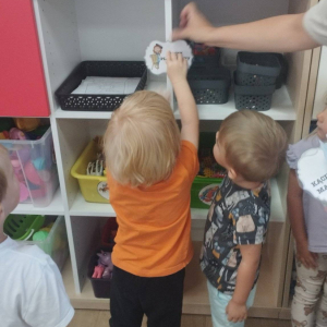 Dzieci oznaczają kąciki zainteresowań.