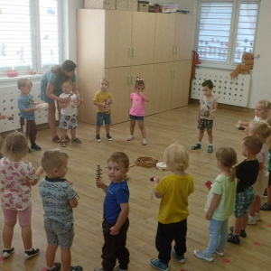 Dzieci zamieniają się w orkiestrę - grają na wybranym przez siebie instrumencie.