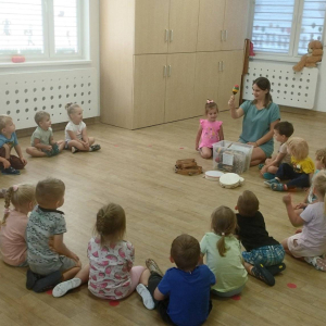 Dzieci poznają wydobywany dźwięk intrumentów muzycznych.