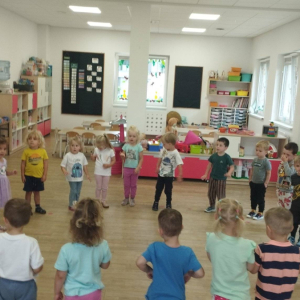 Dzieci podczas zabawy muzyczno-ruchowej  z p. Asią.