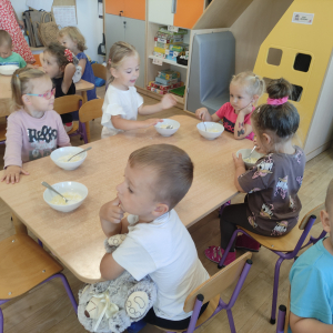 Dzieci podczas śniadania