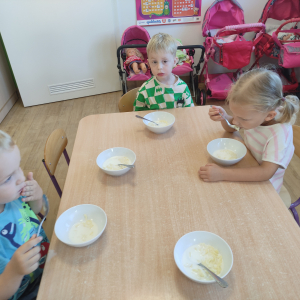 Dzieci podczas śniadania