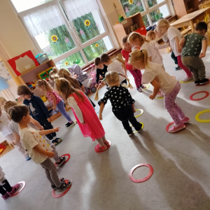 Dzieci skaczące po kółkach.