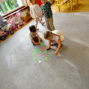 Chłopcy układający kropki.