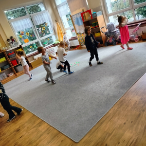 Dzieci szukające naklejek.