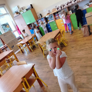 Dziewczynka z naklejkami.