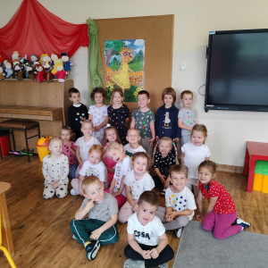 Dzieci siedzące na dywanie.