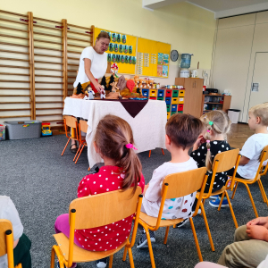 Dzieci oglądające teatrzyk kukiełkowy.