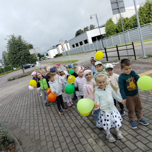 Dzieci na spacerze z balonami.