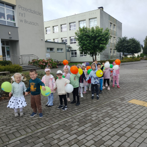 Dzieci na spacerze z balonami.