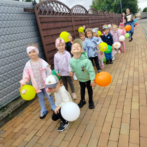 Dzieci na spacerze z balonami.