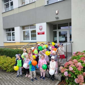 Dzieci stojące przed przedszkolem.