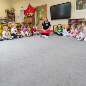 Dzieci siedzące w kole.