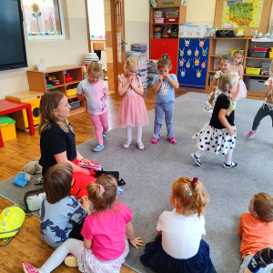 Dzieci siedzące na dywanie.