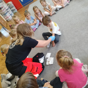 Dzieci siedzące na dywanie.