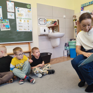 jesienne czytanie na dywanie