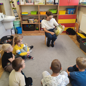 jesienne czytanie na dywanie