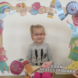 Dziewczynka pozująca w fotoramce