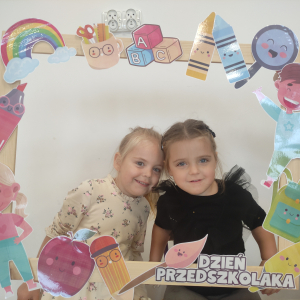 Dwie dziewczynki pozujące w fotoramce