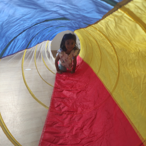 Dziewczynka w tunelu gimnastycznym