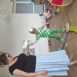 Chłopiec podczas przechodzenia przez tor sensoryczny