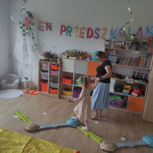 Dzieci ćwiczące na torze sensorycznym