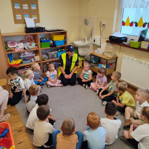 policjant w przedszkolu