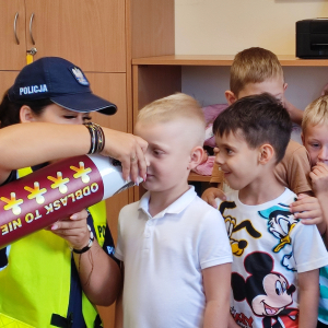 policjant w przedszkolu