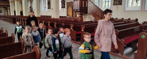 ZUCHY OGLĄDAJĄ WIEŃCE DOŻYNKOWE