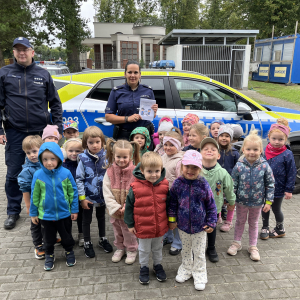 Pamiątkowe zdjęcie z policjantami