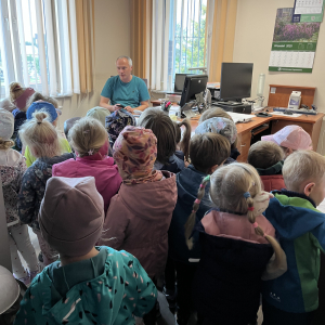 Dzieci poznają pracę policjantów