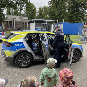 Dzieci oglądają radiowóz