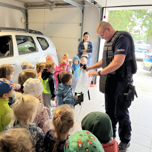 Dzieci poznają wyposażenie policjanta