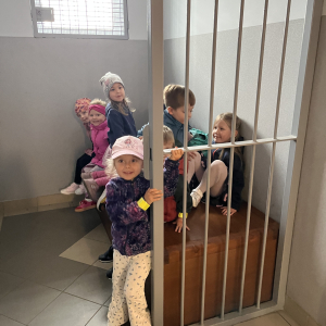 Dzieci oglądają areszt