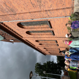 Dzieci przed kościołem