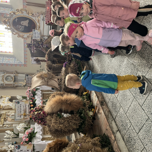 Dzieci oglądają wieńce dożynkowe